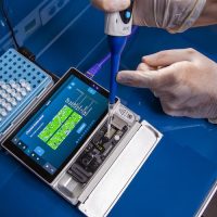 Dépôt d'une librairie NGS sur un MinION Mk1C au laboratoire IRD de Montpellier. (c) Patrick LANDMANN, IRD